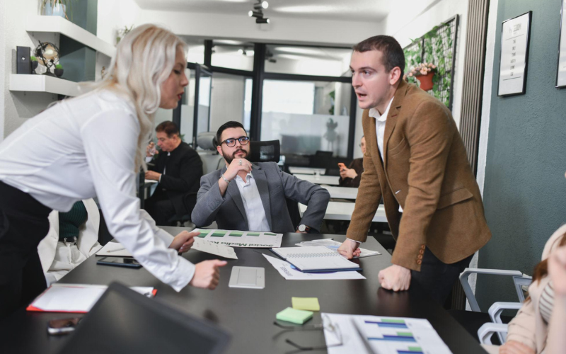 Mindfulness in azienda e gestione delle reazioni sotto stress durante una riunione di lavoro
