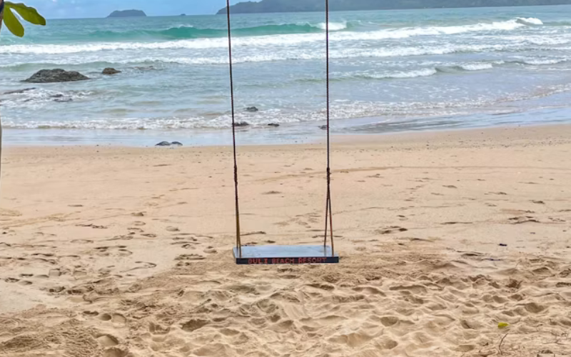 Altalena vuota sulla spiaggia, metafora dello stress che può continuare anche quando la situazione è cambiata.