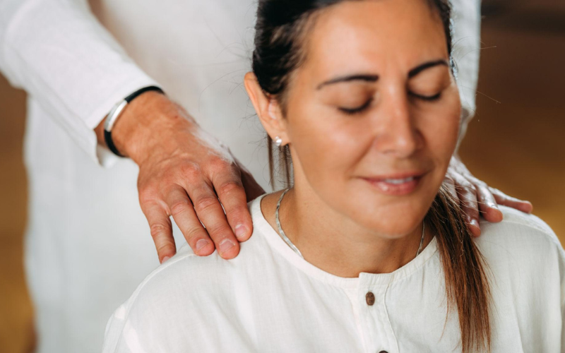 Operatore shiatsu durante un trattamento corporeo per tensione muscolare e stress