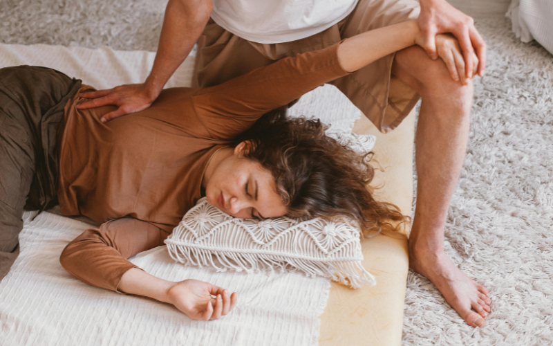 Operatore shiatsu che esegue una mobilizzazione dell'arto superiore durante un trattamento
