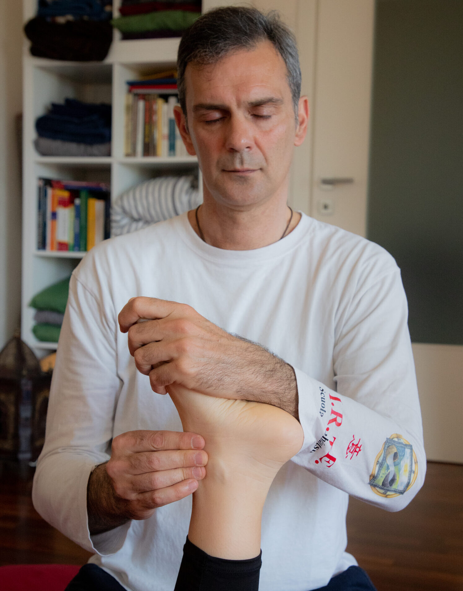 trattamento shiatsu su persona vestita con pressione stabile e contatto non invasivo