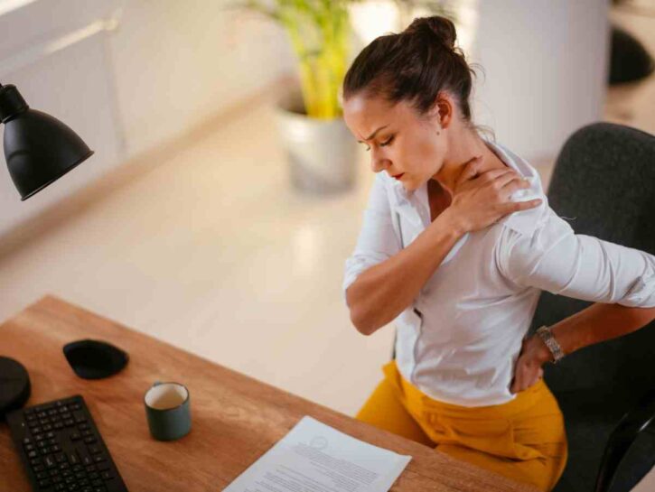 dolori muscolari da stress e tensione nel collo e nelle spalle senza causa evidente