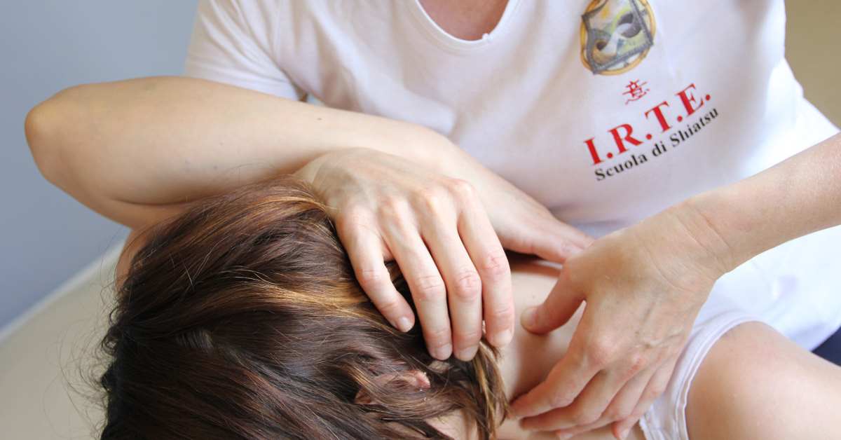 trattamento shiatsu su spalle e collo per ridurre tensione e stress nel corpo